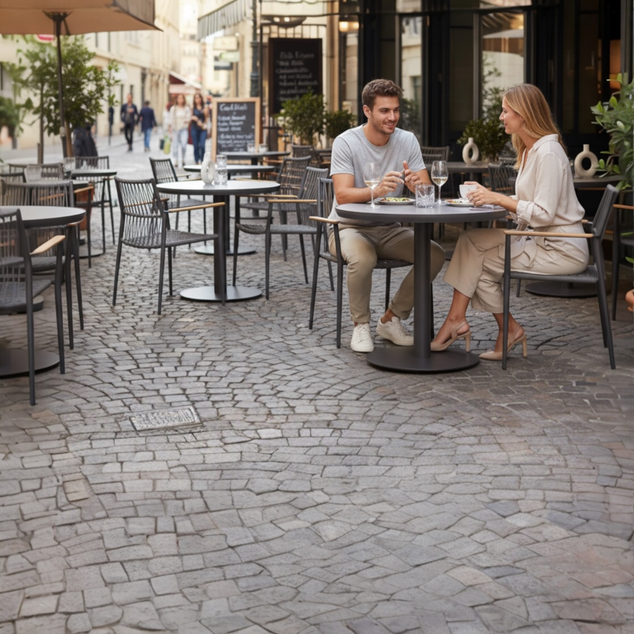 Table de terrasse ronde en aluminium noir D90 - SARRAN